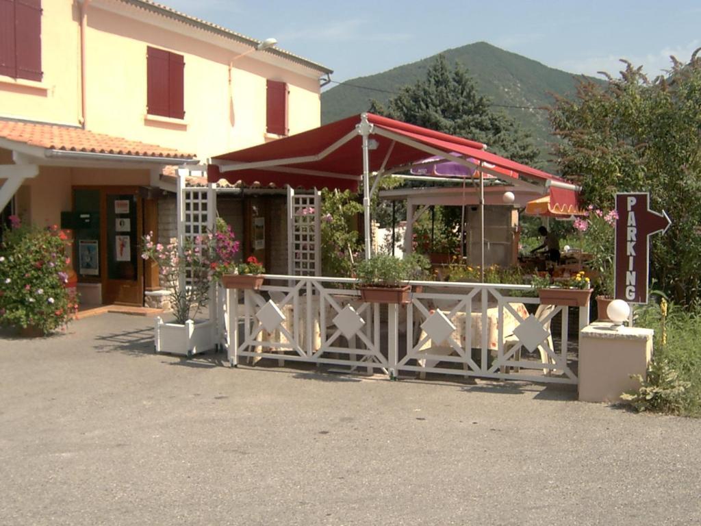 Logis Hotel Le Relais Du Serre Dieulefit Bagian luar foto
