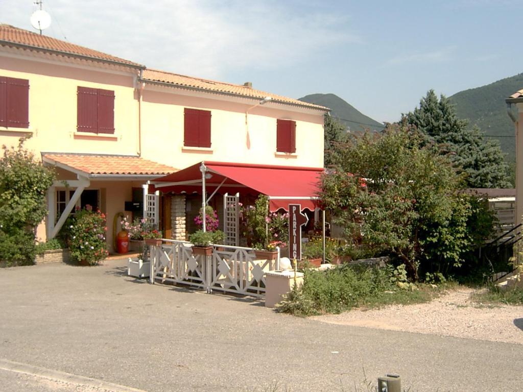 Logis Hotel Le Relais Du Serre Dieulefit Bagian luar foto