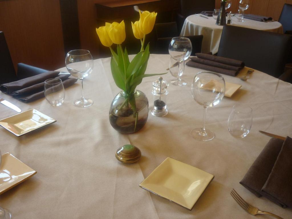 Logis Hotel Le Relais Du Serre Dieulefit Bagian luar foto